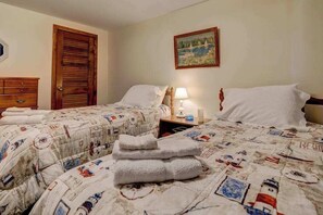 Iron/ironing board, WiFi, bed sheets - Charming home within walking distance to Nauset Beach and National Seashore (Orleans)