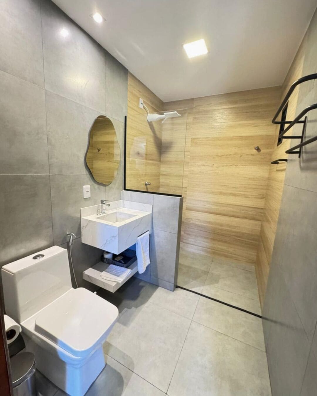 Un baño moderno con ducha, inodoro y lavabo.