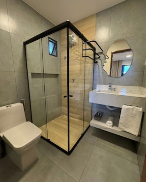 Máy sấy tóc, khăn tắm, giấy vệ sinh 