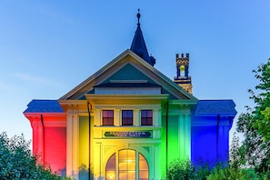 Un edificio con un cartel que dice 'Provincetown Town Hall' y una aguja en el fondo.