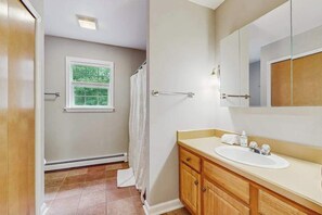 Shower, hair dryer, towels - Comfortable family getaway near the beach with patio, grill, WiFi and AC (West Yarmouth)