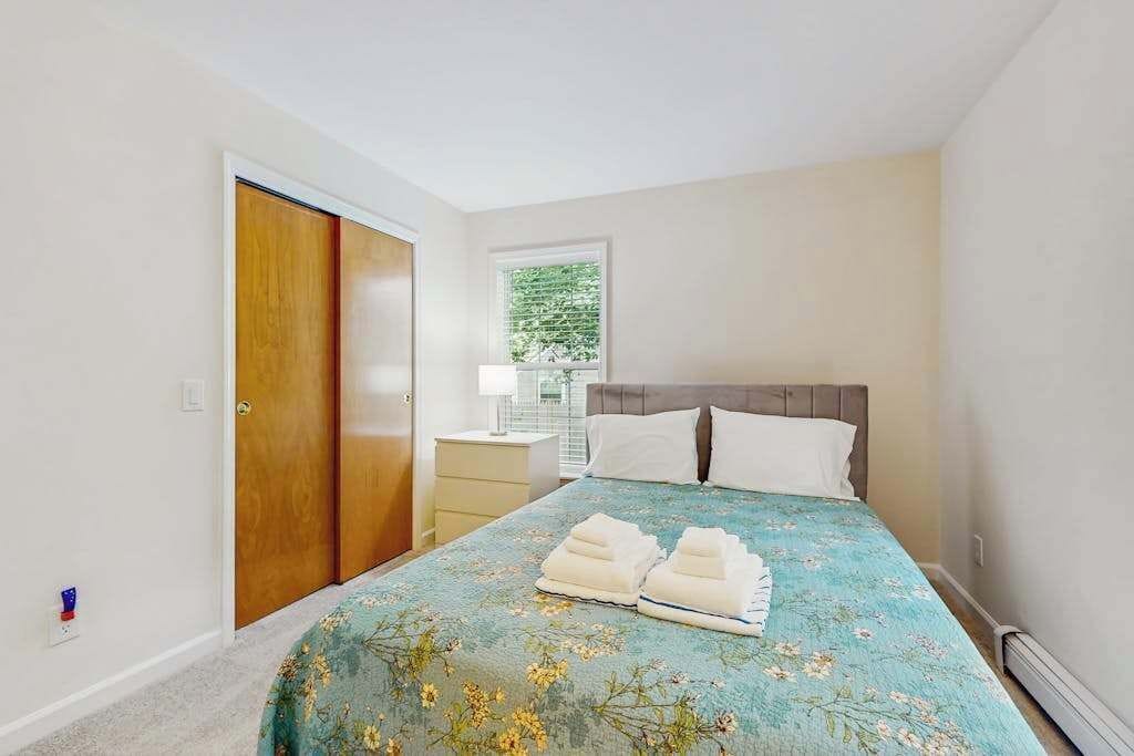 Desk, iron/ironing board, WiFi, bed sheets