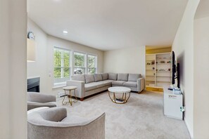 TV, offices - Comfortable family getaway near the beach with patio, grill, WiFi and AC (West Yarmouth)