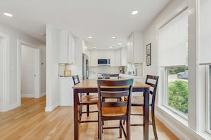 Dining - Conveniently located and renovated cottage with lovely views & chef's kitchen (Wellfleet)