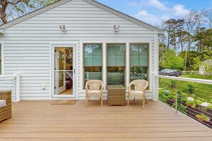 Terrace/patio - Conveniently located and renovated cottage with lovely views & chef's kitchen (Wellfleet)