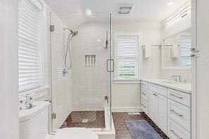 Shower, hair dryer, towels - Conveniently located and renovated cottage with lovely views & chef's kitchen (Wellfleet)