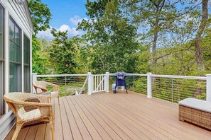 Property grounds - Conveniently located and renovated cottage with lovely views & chef's kitchen (Wellfleet)