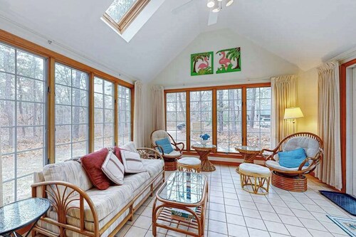 Quiet home with sunroom, deck, W/D, AC, & quick access to beach