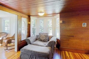 TV, offices - Coastal cottage close to beaches and town - private yard, W/D, & new renovations (West Harwich)