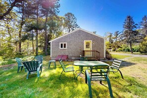 Outdoor dining - Coastal cottage close to beaches and town - private yard, W/D, & new renovations (West Harwich)