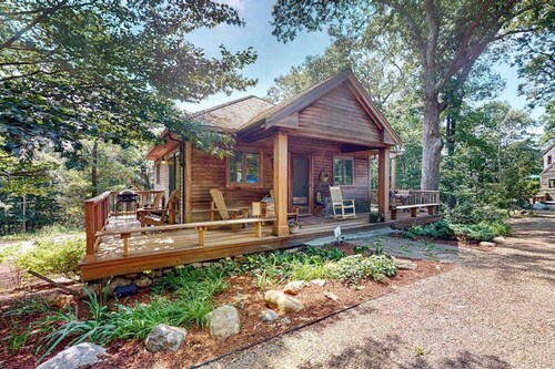 Nana’s Treehouse | House with spacious deck, grills, outdoor shower & W/D
