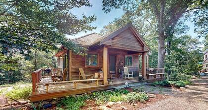 Nana’s Treehouse | House with spacious deck, grills, outdoor shower & W/D
