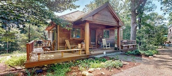 Nana’s Treehouse | House with spacious deck, grills, outdoor shower & W/D