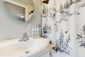 Shower, towels - Pristine bungalow with amazing walkable location - WiFi, firepit, dog-friendly (West Yarmouth)