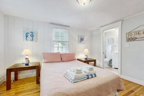 Iron/ironing board, WiFi, bed sheets - Pristine bungalow with amazing walkable location - WiFi, firepit, dog-friendly (West Yarmouth)