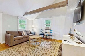TV, offices - Pristine bungalow with amazing walkable location - WiFi, firepit, dog-friendly (West Yarmouth)