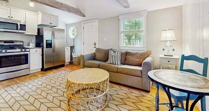 Pristine bungalow with amazing walkable location - WiFi, firepit, dog-friendly