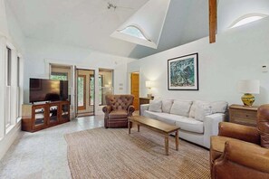 TV, offices - Uniquely designed island retreat with fast WiFi & private W/D - dogs welcome (West Tisbury)