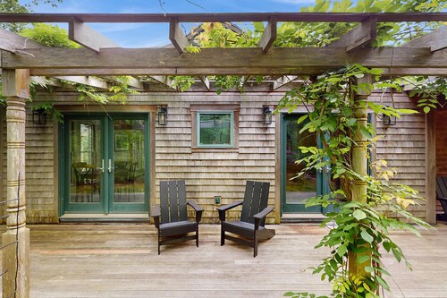 Uniquely designed island retreat with fast WiFi & private W/D - dogs welcome