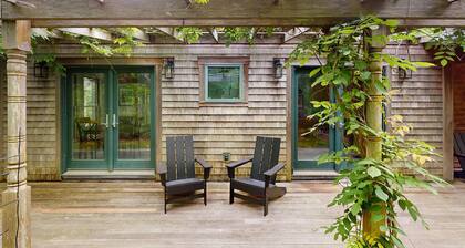 Uniquely designed island retreat with fast WiFi & private W/D - dogs welcome