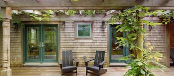 Uniquely designed island retreat with fast WiFi & private W/D - dogs welcome