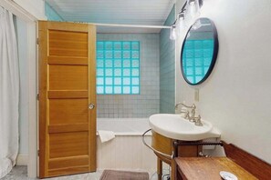 Shower, hair dryer, towels - Uniquely designed island retreat with fast WiFi & private W/D - dogs welcome (West Tisbury)