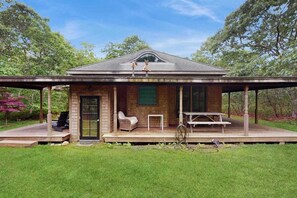 Outdoor dining - Uniquely designed island retreat with fast WiFi & private W/D - dogs welcome (West Tisbury)