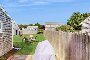 Outdoor dining - Charming updated bungalow with firepit, WiFi, & dog-friendly, near beach (West Yarmouth)