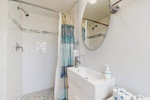 Shower, towels - Charming updated bungalow with firepit, WiFi, & dog-friendly, near beach (West Yarmouth)