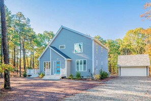 Exterior - New-build retreat with furnished deck, fireplace, & washer/dryer - near beaches (Wellfleet)