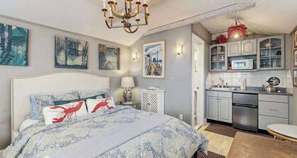 Little gem of a cottage with AC, kitchen essentials & easy walk to beach & town