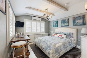 Iron/ironing board, WiFi, bed sheets - Little gem of a cottage with AC, kitchen essentials & easy walk to beach & town (Provincetown)