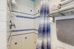 Shower, towels - Little gem of a cottage with AC, kitchen essentials & easy walk to beach & town (Provincetown)