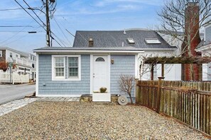 Exterior - Little gem of a cottage with AC, kitchen essentials & easy walk to beach & town (Provincetown)