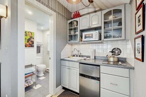 Shower, towels - Little gem of a cottage with AC, kitchen essentials & easy walk to beach & town (Provincetown)