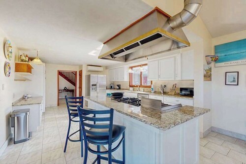 Great waterfront property with wildlife views & walking distance to beach!