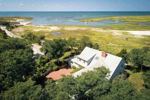 Great waterfront property with wildlife views & walking distance to beach!