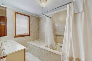 Shower, hair dryer, towels - Great waterfront property with wildlife views & walking distance to beach! (Eastham)