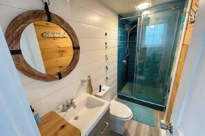Shower, hair dryer, towels - Peaceful Beachfront Cottage with Bay Views: near town, bike trails & dune walks (North Truro)