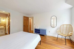 Iron/ironing board, travel cot, WiFi, bed sheets - Peaceful half-acre home near ocean, dining & shops and a fire pit (Wellfleet)