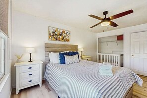 3 bedrooms, desk, iron/ironing board, WiFi - Cozy cottage w/ game room & yard: close to beaches & entertainment (Yarmouth Port)