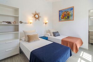 Iron/ironing board, free WiFi, bed sheets - WELCS VILLA 346 MADRAGUE first sea line (Rosas / Roses)
