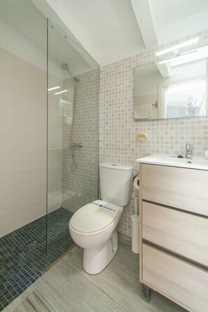 Shower, hair dryer, towels - WELCS VILLA 346 MADRAGUE first sea line (Rosas / Roses)