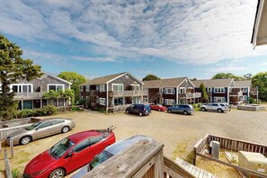 Un quartier résidentiel composé de plusieurs maisons à deux étages, avec une allée en gravier et des voitures garées.