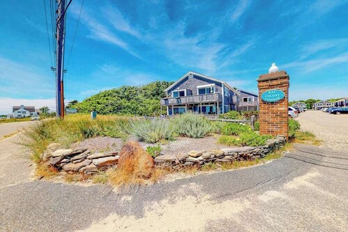 Cozy condo retreat with harbor views and perfect Provincetown location