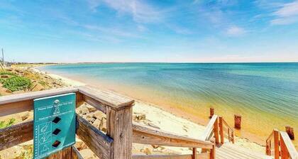 Cozy condo retreat with harbor views and perfect Provincetown location