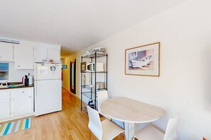 Dining - Cozy condo retreat with harbor views and perfect Provincetown location (Provincetown)