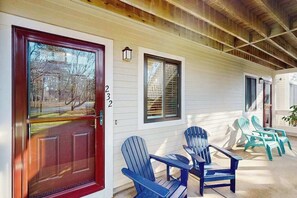 Terrace/patio - Modern fairway condo with open layout, private patio, AC & washer/dryer (Brewster)