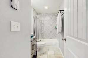 Shower, hair dryer, towels - Modern fairway condo with open layout, private patio, AC & washer/dryer (Brewster)