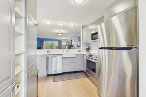 Fridge, microwave, oven, stovetop - Modern fairway condo with open layout, private patio, AC & washer/dryer (Brewster)